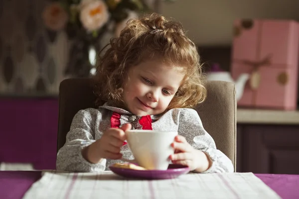 Mooi meisje met krullend — Stockfoto