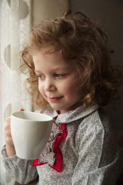 Hermosa niña con una taza de té —  Fotos de Stock