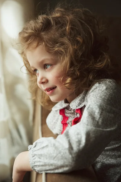 Pequena menina encaracolado feliz — Fotografia de Stock