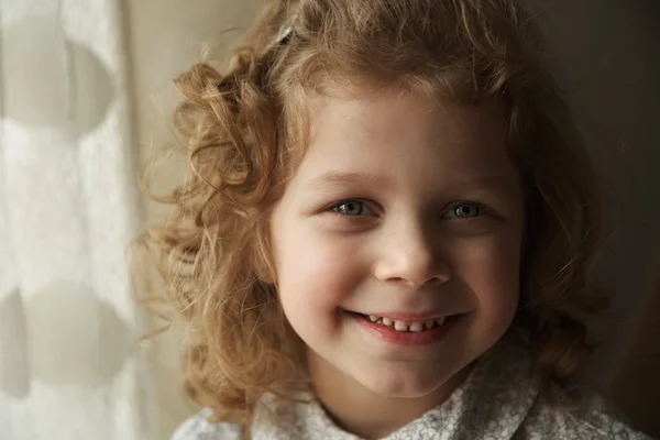 Счастливая маленькая девочка — стоковое фото