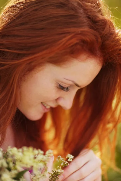 Rapariga ruiva sardenta com um buquê — Fotografia de Stock