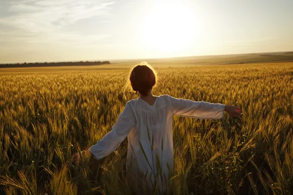 Женщина в поле спелой пшеницы — стоковое фото