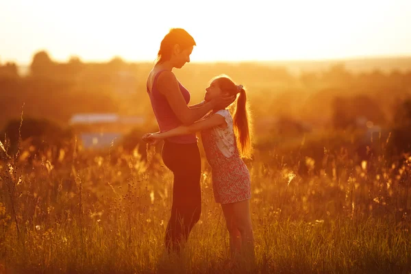 Mama și fiica fericite într-un domeniu — Fotografie, imagine de stoc