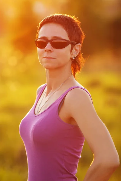 Joven mujer deportiva delgada con gafas — Foto de Stock