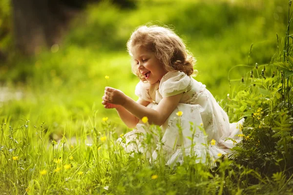 Drôle heureuse petite fille avec une fleur — Photo