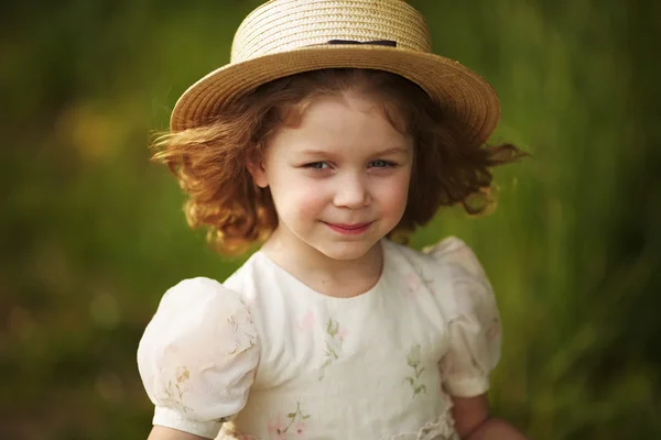 Menina bonita em um chapéu — Fotografia de Stock