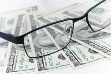 Siyah gözlük ve dolar