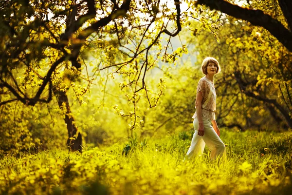 Mujer caminando en huerto de manzanas de verano —  Fotos de Stock