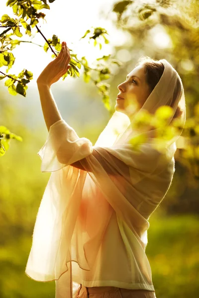 Glückliche Frau in einem Sommergarten — Stockfoto
