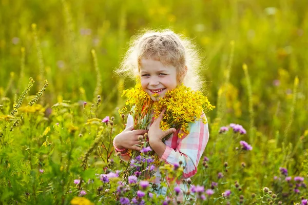 Gelukkig meisje met een bos van bloemen — Stockfoto