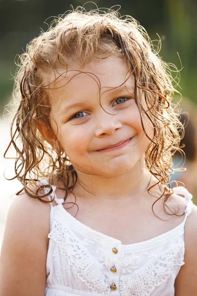 Šťastná holčička s mokrými vlasy — Stock fotografie