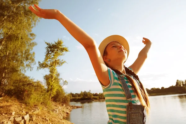 Joyeux petite fille dans un chapeau à bras ouverts — Photo