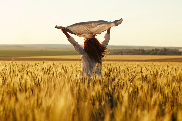 Donna felice con una sciarpa nel campo — Foto Stock