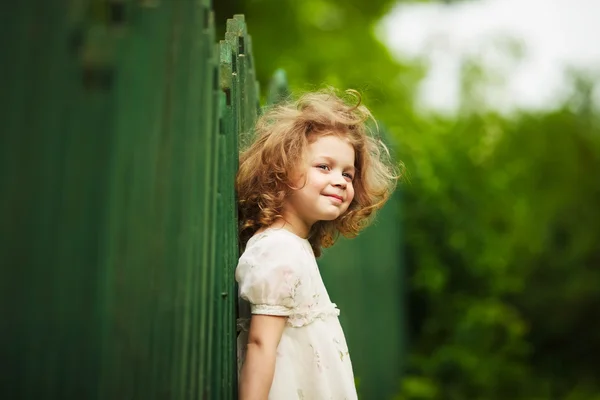 Niña feliz, alegre y peluda —  Fotos de Stock