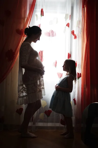 妊娠中の母親と彼女の小さな娘 — ストック写真