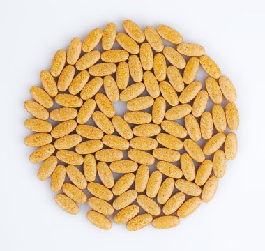 Herkesdaire oluşturacak şekilde yığılmış turuncu Tablet