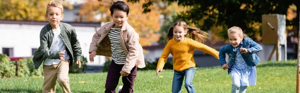 Vrolijke Multiculturele Kinderen Rennen Het Park Spandoek — Stockfoto