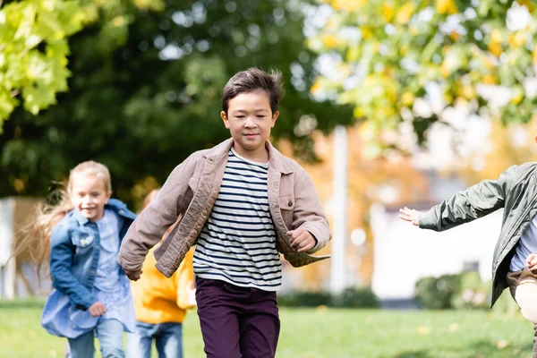 Aziatische Jongen Running Buurt Van Vrienden Wazig Achtergrond Park — Stockfoto