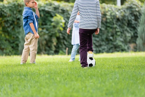 Jongen Spelen Voetbal Gras Buurt Van Vrienden Wazig Achtergrond — Stockfoto