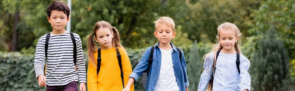 Multietniska Skolbarn Med Ryggsäckar Utomhus Banner — Stockfoto