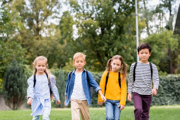 Multi Etnische Schoolkinderen Met Rugzakken Wandelen Buiten — Stockfoto