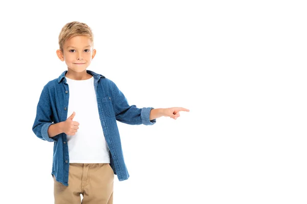 Glimlachende Jongen Wijzen Met Vinger Tonen Als Gebaar Geïsoleerd Wit — Stockfoto