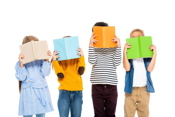 Dzieci Zakrywające Twarze Kolorowymi Książkami Odizolowanymi Biało — Zdjęcie stockowe