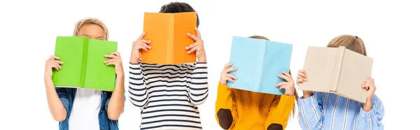 Dzieci Trzymające Kolorowe Książki Pobliżu Twarzy Odizolowanych Białym Baner — Zdjęcie stockowe
