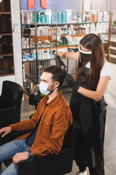 Friseur Gesichtsschutz Und Latexhandschuhen Schneidet Haare Der Kundin Mit Medizinischer — Stockfoto
