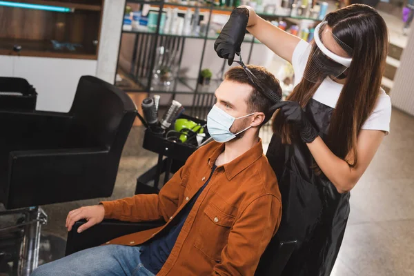 Coiffeur Dans Bouclier Facial Gants Latex Couper Les Cheveux Client — Photo