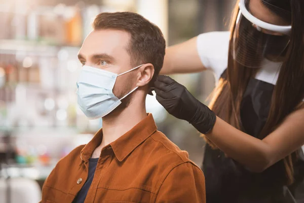 医療用マスクの男の顔の盾の切断髪の床屋 — ストック写真