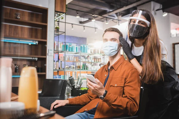 Friseur Mit Gesichtsschutz Blickt Die Kamera Der Nähe Mann Mit — Stockfoto