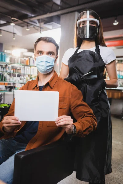 Peluquería Equipo Protección Pie Detrás Del Hombre Sosteniendo Tableta Digital — Foto de Stock