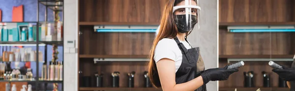 Young Hairdresser Face Shield Latex Gloves Holding Comb While Looking — Stock Photo, Image