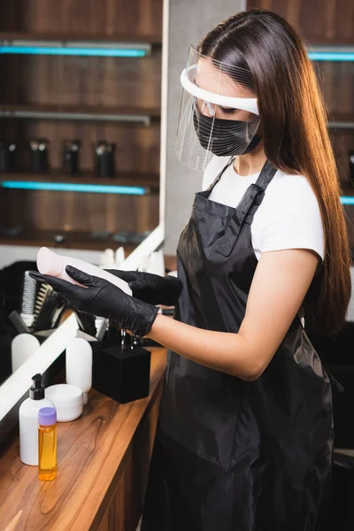 Hairstylist Het Gezicht Schild Schort Latex Handschoenen Met Fles Shampoo — Stockfoto