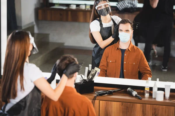 Cermin Refleksi Dari Tukang Cukur Wajah Perisai Dan Sarung Tangan — Stok Foto