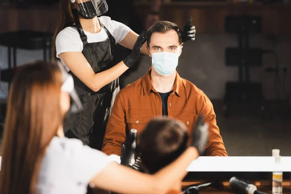 Cerminan Dari Penata Rambut Wajah Perisai Dan Sarung Tangan Lateks — Stok Foto