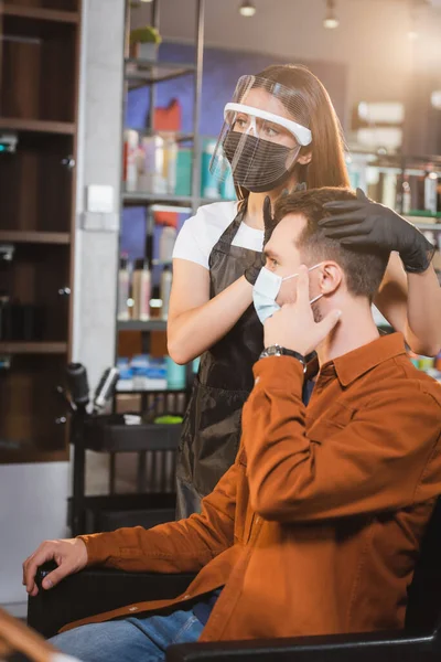 Friseur Gesichtsschutz Und Latexhandschuhe Berühren Haare Des Kunden Der Mit — Stockfoto