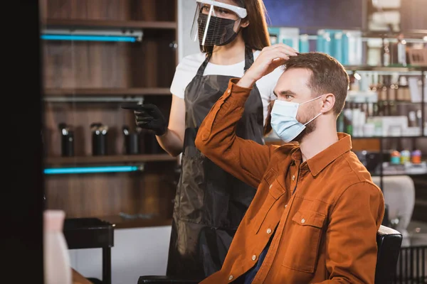 Άνθρωπος Ιατρική Μάσκα Αγγίζει Μαλλιά Του Κοντά Κουρέα Προστατευτικό Εξοπλισμό — Φωτογραφία Αρχείου