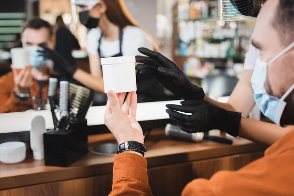 Beskärd Bild Man Medicinsk Mask Innehav Behållare Med Hårbalsam Nära — Stockfoto