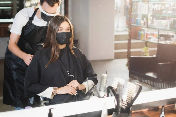 Reflejo Espejo Peluquería Equipo Protección Cerca Mujer Máscara Médica Con — Foto de Stock