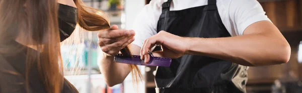 Vista Cortada Barbeiro Pentear Cabelo Mulher Máscara Médica Banner — Fotografia de Stock