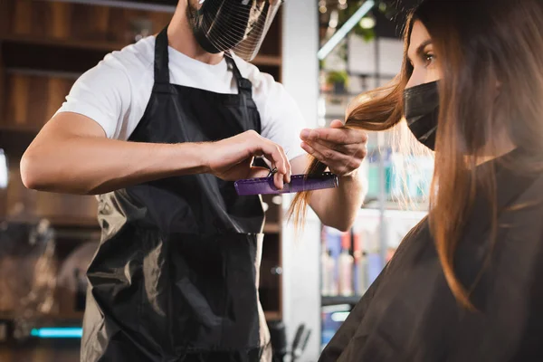 Barbier Dans Tablier Bouclier Facial Couper Les Cheveux Client Dans — Photo