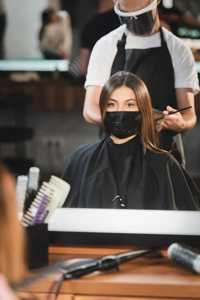 Spiegelreflexion Des Friseurs Gesichtsschild Und Des Klienten Der Medizinischen Maske — Stockfoto