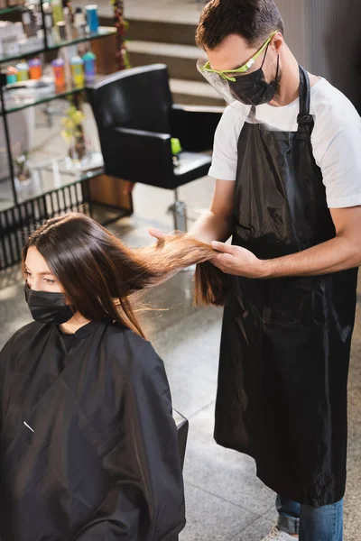 Coiffeur Équipement Protection Regardant Les Cheveux Femme Dans Masque Médical — Photo