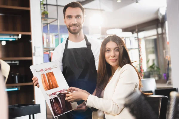 Leende Frisör Hålla Hår Färger Palett Nära Leende Kvinna Suddig — Stockfoto