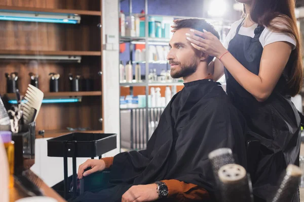 Coiffeur Toucher Les Cheveux Jeune Homme Barbu Avant Plan Flou — Photo