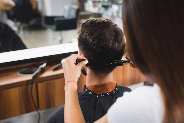 Visão Traseira Cabelo Corte Cabeleireiro Homem Primeiro Plano Borrado — Fotografia de Stock