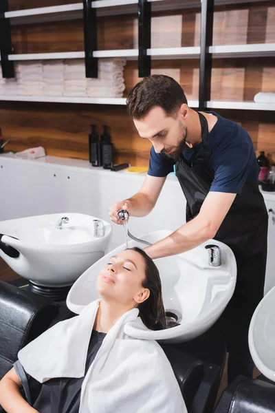 Cabeleireiro Lavar Cabelo Jovem Mulher Barbearia — Fotografia de Stock