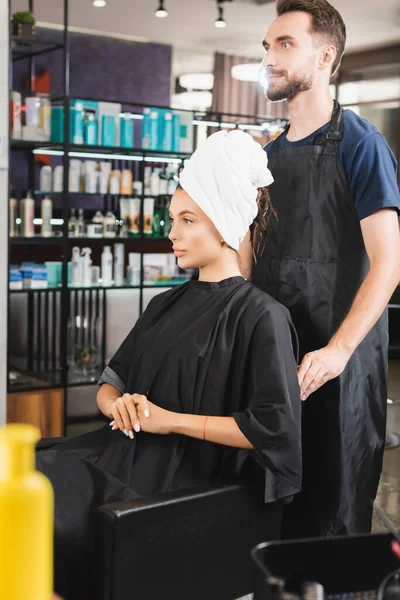 Barbero Barbudo Pie Detrás Mujer Con Pelo Envuelto Toalla — Foto de Stock